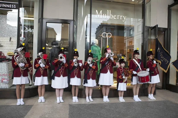 Bir grup kız şarkı Covent Garden Noel şarkıları... — Stok fotoğraf