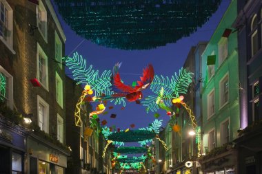 Noel ışıkları Carnaby Street, Londra İngiltere. Bazı en sıradışı yılbaşı süsleri ve ışıklar Londra Carnaby Noel ışıkları özelliği.