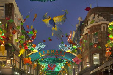 Noel ışıkları Carnaby Street, Londra İngiltere. Bazı en sıradışı yılbaşı süsleri ve ışıklar Londra Carnaby Noel ışıkları özelliği.