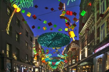 Noel ışıkları Carnaby Street, Londra İngiltere. Bazı en sıradışı yılbaşı süsleri ve ışıklar Londra Carnaby Noel ışıkları özelliği.