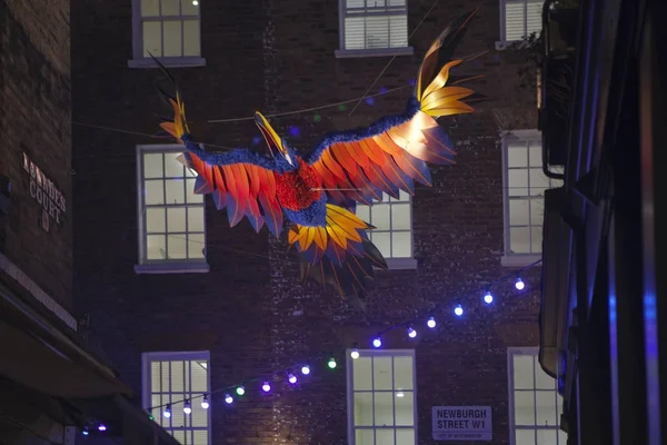 Julbelysning på Carnaby Street, London Uk. Carnaby julbelysning har några av de mest ovanliga juldekorationer och lampor i London. — Stockfoto