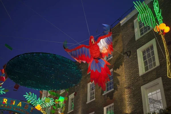 Londra - 18 Aralık 2017: Noel ışık Carnaby Street, Londra İngiltere yok. Bazı en sıradışı süslemeleri ve ışıklar Londra Carnaby Noel ışıkları özelliği.