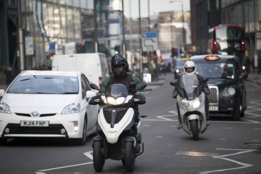 Motorlu scooter iki adam yolda ilerliyorsunuz