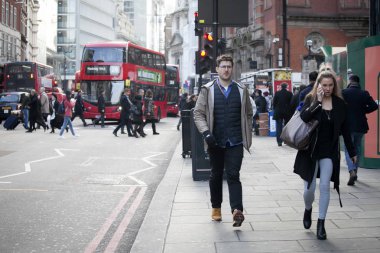 Arka ışık öğlen alan Liverpool Street'in yakınlarında. İnsanlar işlerini hakkında acele et. East London