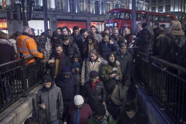 Oxford Street metro Bitirim işten sonra girerek doğrultusunda insanlar stand