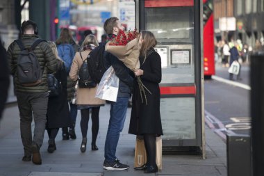 Sevgi dolu bir çift kırmızı 