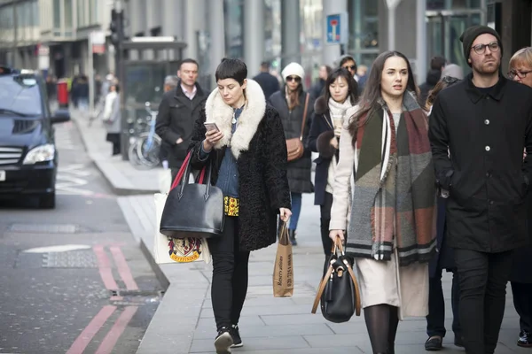 Zona vicino Liverpool Street a mezzogiorno nella retroilluminazione. La gente si affretta per i propri affari. East London — Foto Stock