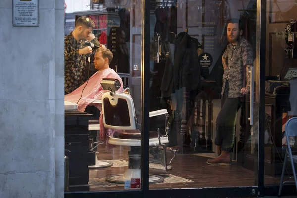理发师, 位于 Spitalfields 市场。理发师削减客户 — 图库照片
