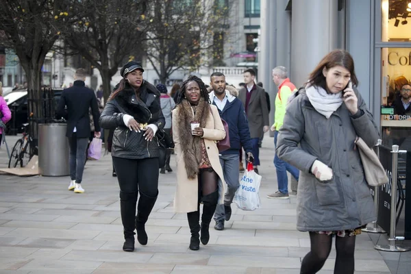 Arka ışık öğlen alan Liverpool Street'in yakınlarında. İnsanlar işlerini hakkında acele et. East London