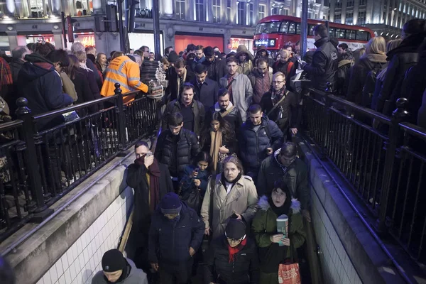 Menschen stehen nach Feierabend in der Oxford Street Schlange, um in die U-Bahn zu steigen — Stockfoto