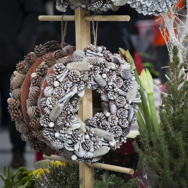 Corona de Navidad de conos y ramas para la venta en el mercado —  Fotos de Stock