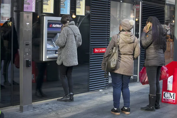 人々 はお金を引き出す Atm にラインで立ってください。 — ストック写真