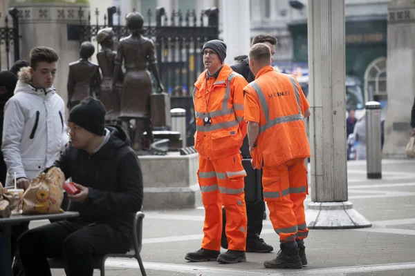 Dois trabalhadores estão perto de McDonald 's fora da estação Liverpool — Fotografia de Stock