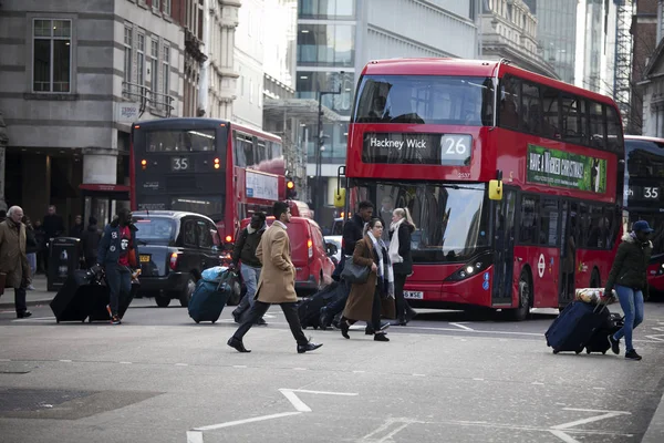 Area near Liverpool street at noon in the backlight. People hurry about their business. East London — Stock Photo, Image