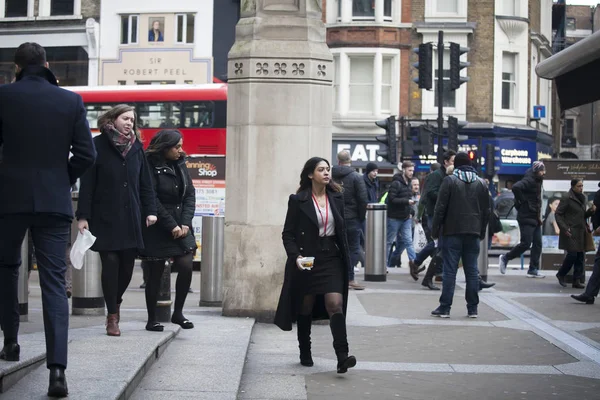 Περιοχή κοντά στο Liverpool street μεσημέρι το backlight. Οι άνθρωποι βιάζονται για την επιχείρησή τους. Ανατολικό Λονδίνο — Φωτογραφία Αρχείου