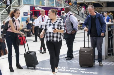 İnsanlar tren ve metro için Liverpool Street İstasyonu gitmek