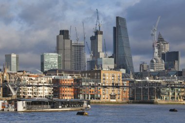 Şehir Manzaralı Thames Nehri üzerinde köprü