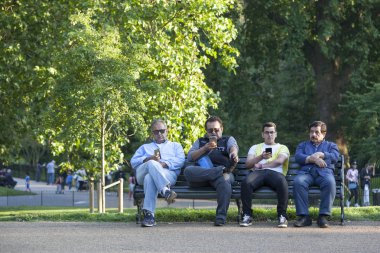 Aile piknik Hyde Park'ta aldı