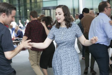 İnsanlar lindy hop Spitalfelds market çevresinde dans ediyor