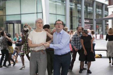 İnsanlar lindy hop Spitalfelds market çevresinde dans ediyor