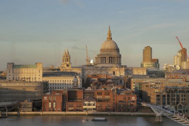 Tate Modern Galerisi'nde gelen camın St. Paul Katedrali görüntülemek