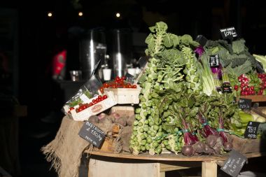 Domates ve Brüksel lahanası Borough piyasada ahşap kutuları