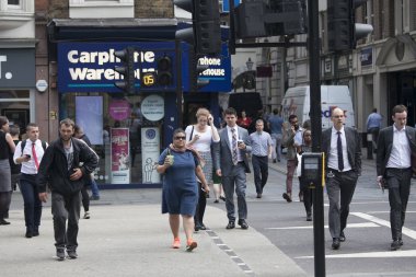 İnsanlar yol boyunca Liverpool Street İstasyonu tren ve metro yakın: