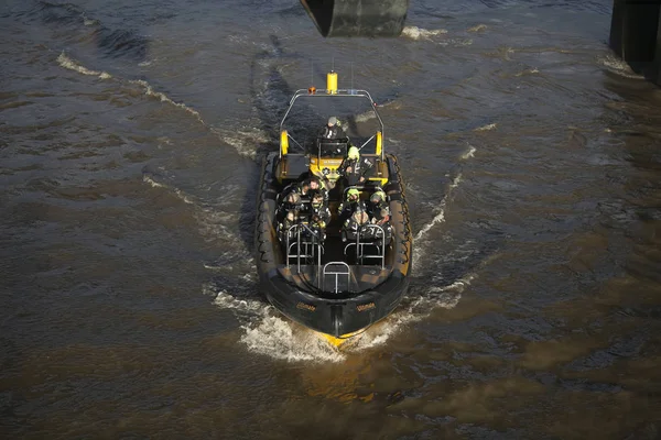 Toeristen in zwemvesten varen over de Thames op een opblaasbare rubberboot — Stockfoto