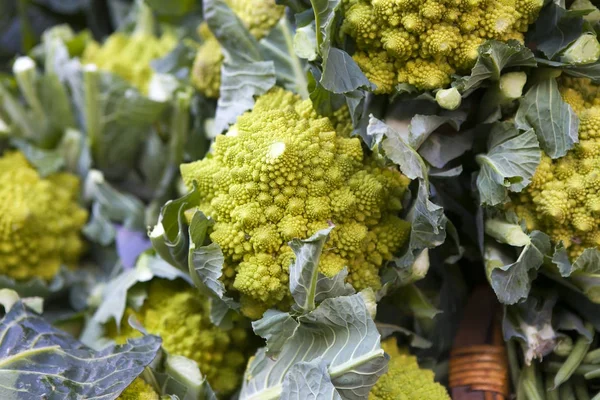 Brokoli Romanesco untuk dijual di pasar — Stok Foto