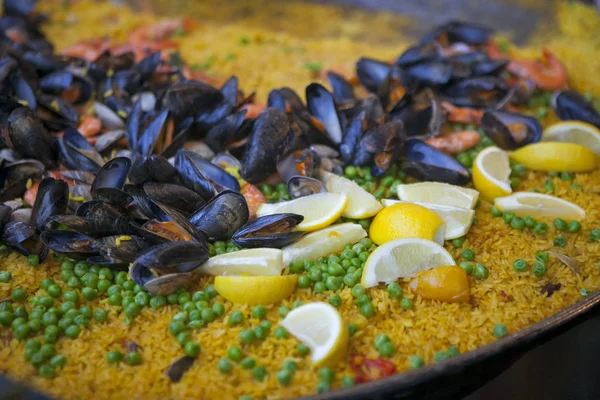 Paella กับอาหารทะเลในตลาดเพื่อขาย — ภาพถ่ายสต็อก