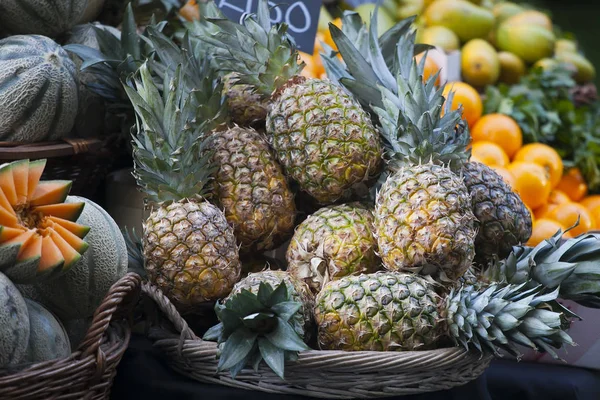 Melon i ananasem w Borough market w Londynie — Zdjęcie stockowe