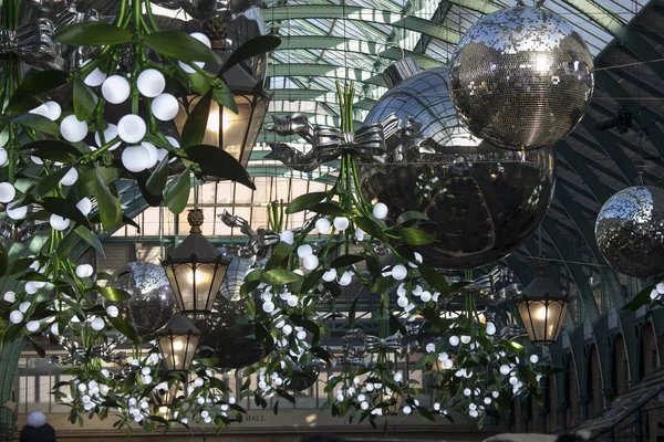 伦敦考文特花园的圣诞装饰品 — 图库照片