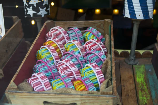 Las cajas tejidas multicolores en un escaparate de una tienda mexicana —  Fotos de Stock