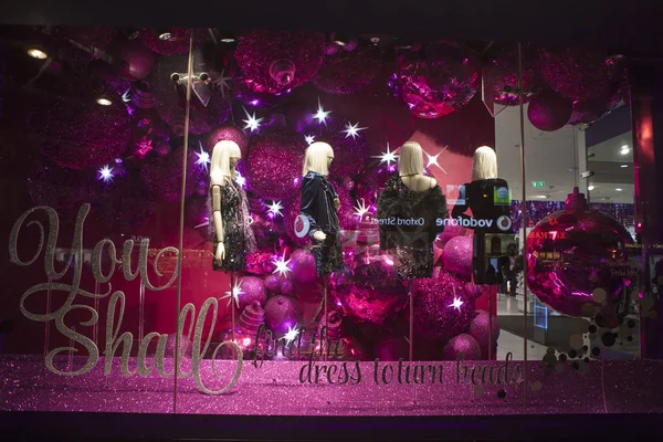 Christmas showcases at House of Fraser is a British department store group with over 60 stores across United Kingdom and Ireland — Stock Photo, Image