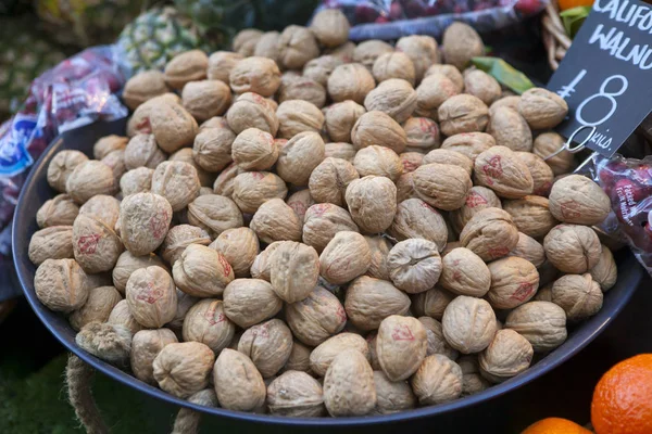 Vlašské ořechy v koši — Stock fotografie
