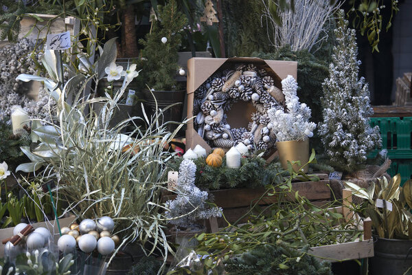 Рождественский венок в качестве украшения для дома на Рождество
