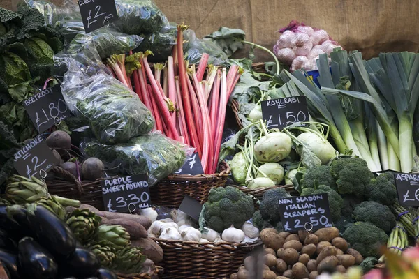 Diversi tipi di verdure sul mercato Borough di Londra — Foto Stock