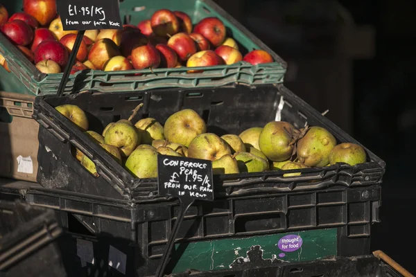 Apples and pears in wicker baskets on the Borough market — Stock Photo, Image