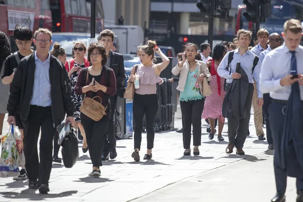 Emberek az út közelében Liverpool Street Station, a vonatok és a metróhoz — Stock Fotó