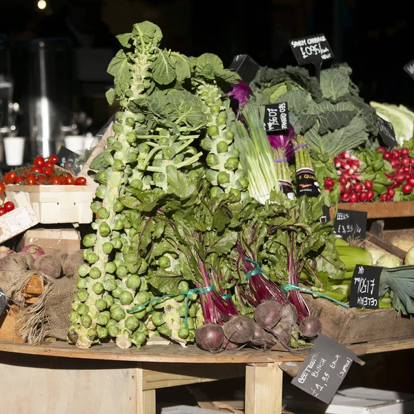 Tomates y coles de Bruselas en cajas de madera en el mercado de Borough —  Fotos de Stock