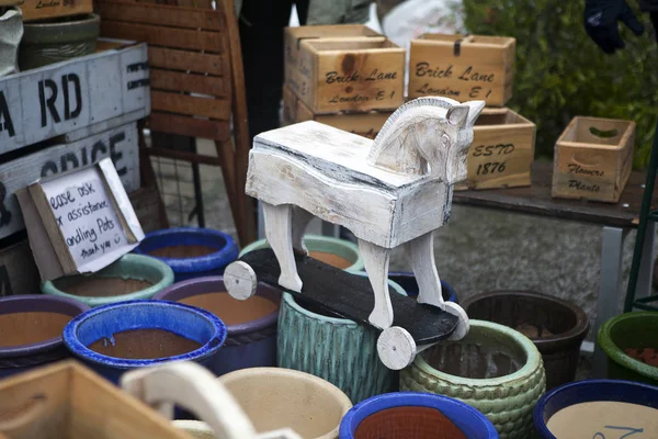 Cheval blanc en bois sur le marché aux puces au marché aux fleurs Columbia sur la route Colambia — Photo