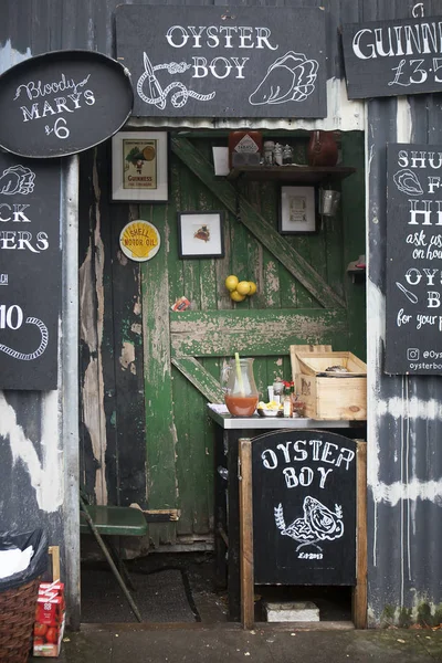 Café de la calle, donde se cortan las ostras "Oyster boy " —  Fotos de Stock