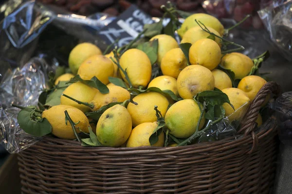 Cesta com limões — Fotografia de Stock