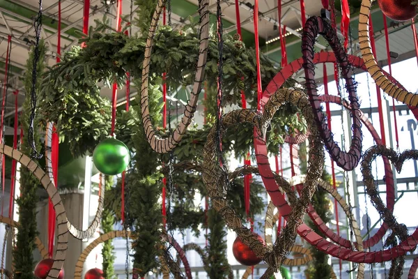 Guirlandes et pattes de sapin comme ornement du marché de l'arrondissement — Photo