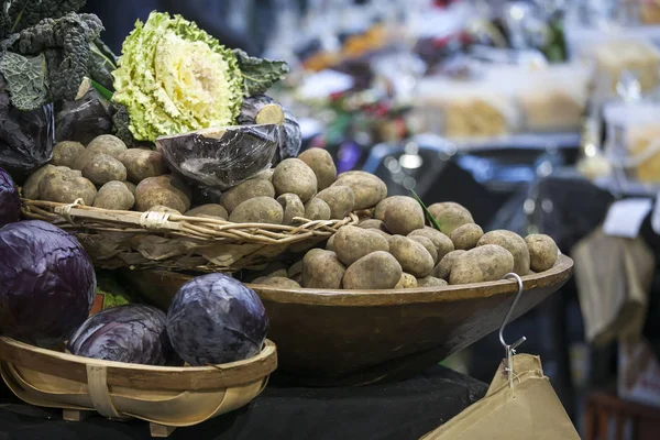 Aardappelen en kool in manden op de Borough market in Londen — Stockfoto