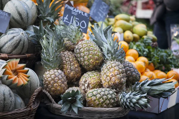 Melón y piña en el mercado de Borough en Londres —  Fotos de Stock