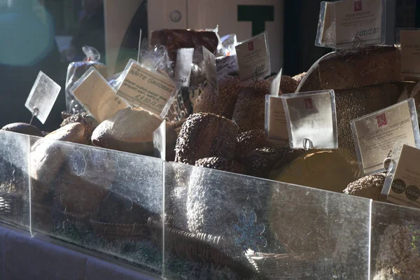 Diferentes tipos de pão para venda no mercado Borough — Fotografia de Stock