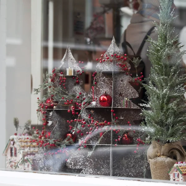 商店橱窗里的生姜饼干圣诞树 — 图库照片