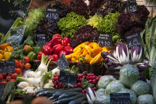 Diferentes tipos de verduras en el mercado de Borough en Londres —  Fotos de Stock