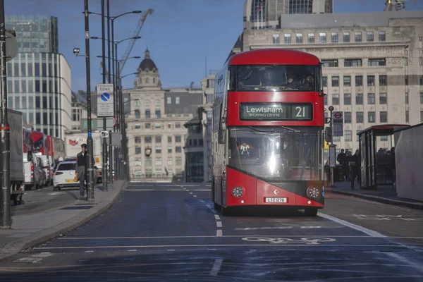 Κόκκινου διώροφο λεωφορείο στους δρόμους του Λονδίνου — Φωτογραφία Αρχείου